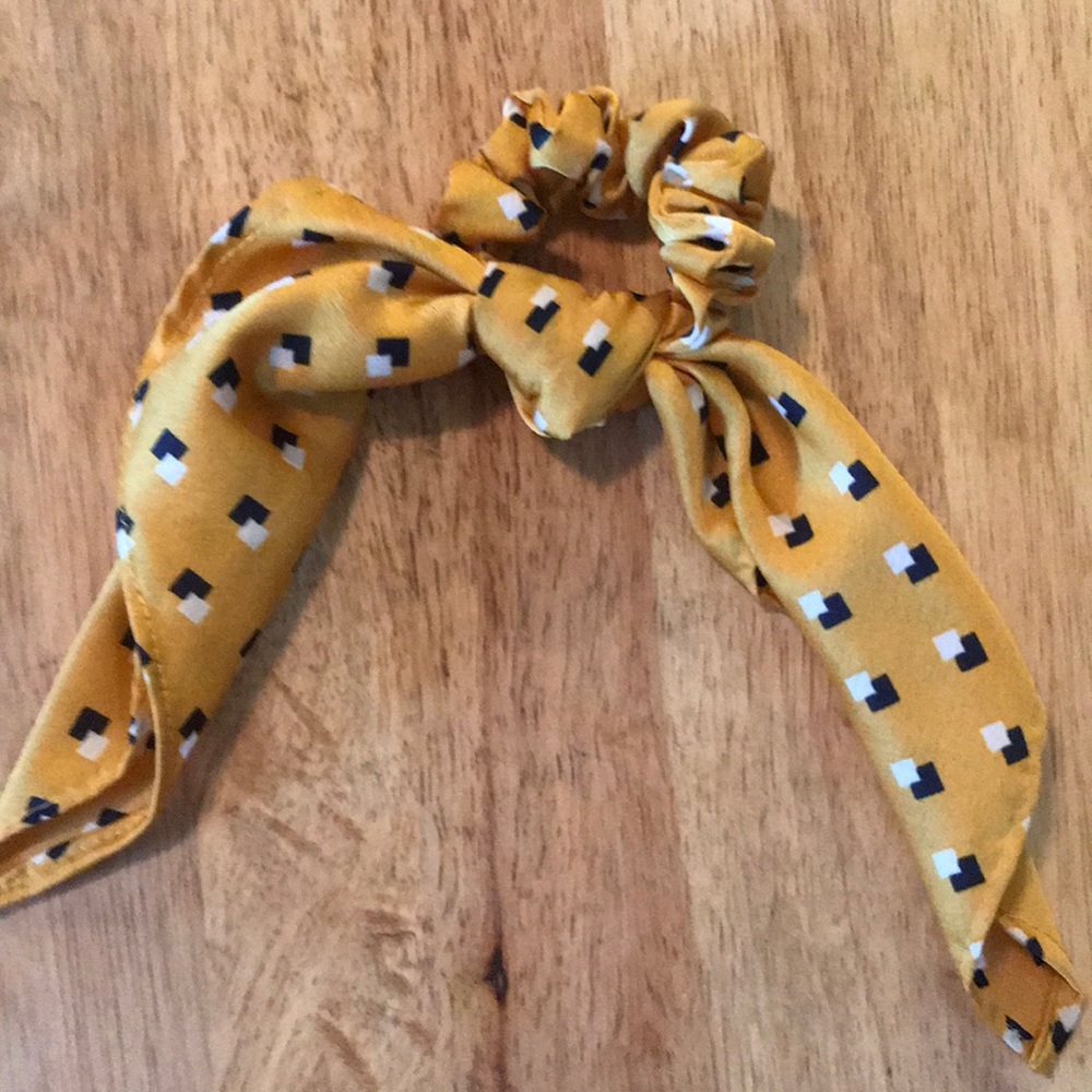 NWOT H&M scrunchie hair tie